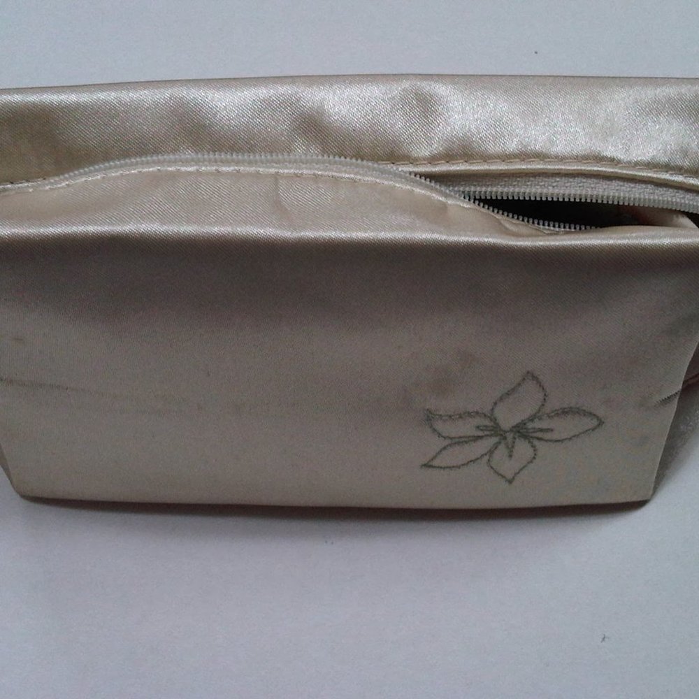 - AVON Makeup cosmetic pouch cream zip up NEW
